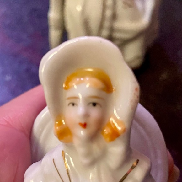 Vintage figurines | 2 Colonial ladies | made in Japan | White & Gold | EUC - Picture 3 of 6